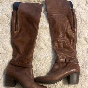 Italian leather boots knee high Canadian size 10. Euro sz40